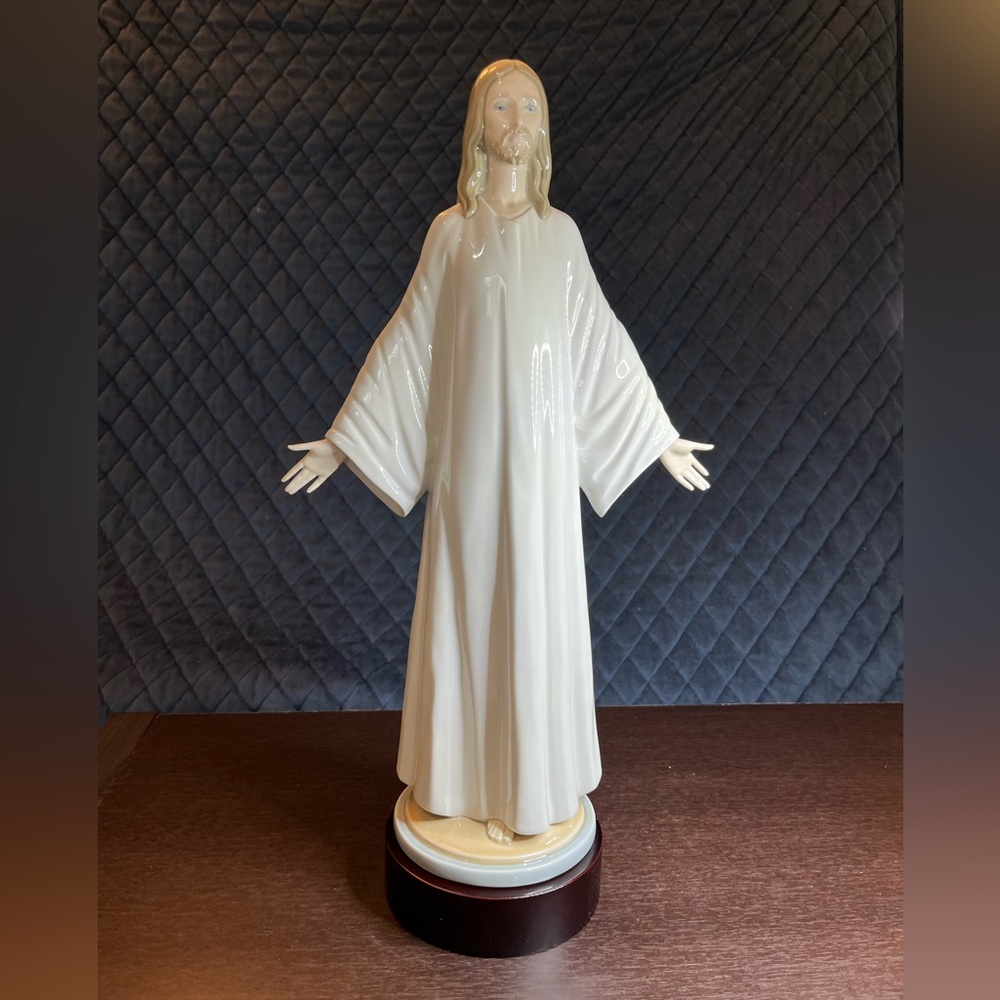 Llardro Jesus with outstretched arms hands including dark wood stand Mint